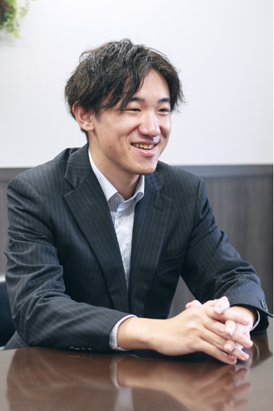 窓の外を見ている様子