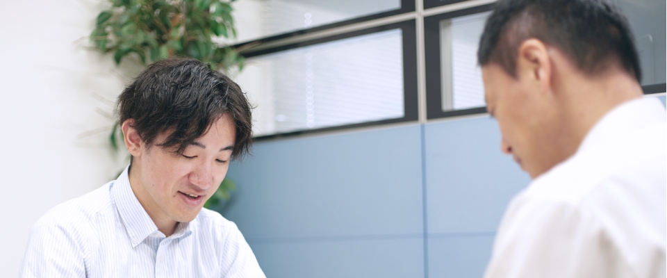 社内で打ち合わせをしている写真