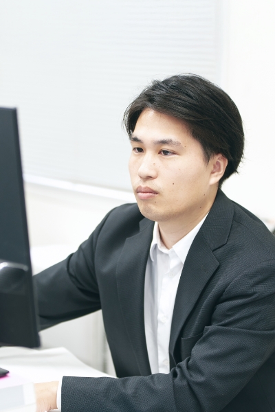 笑顔でメモをとる写真