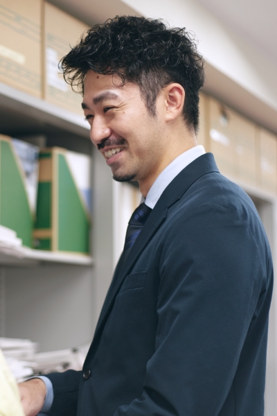 窓の外を見ている様子
