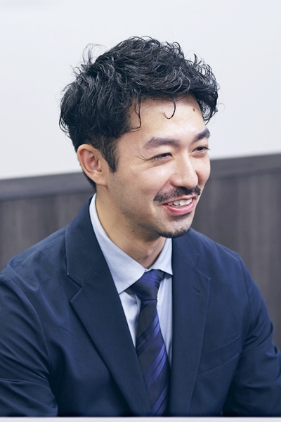 社内で対話している様子