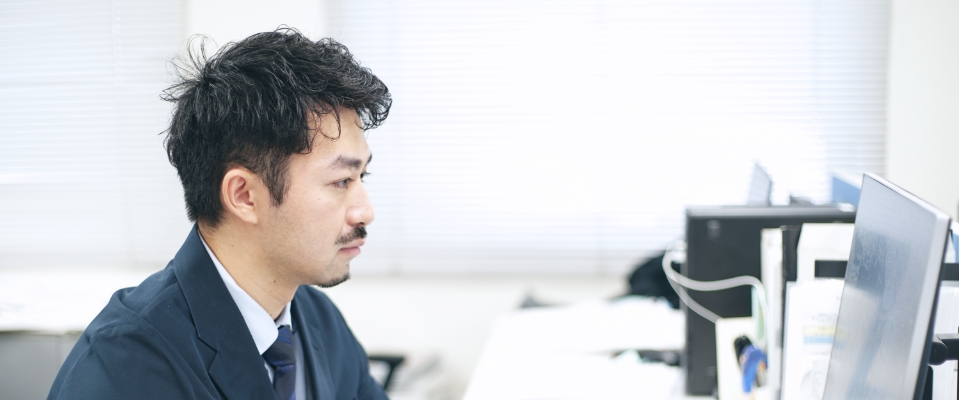社内で打ち合わせをしている写真